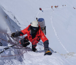 climbes in red on Everest.