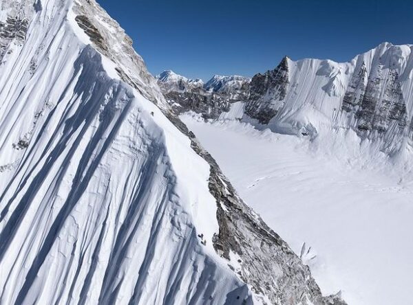 three dots on a snowy ridge.