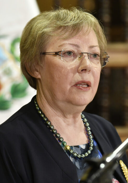 a photo of a woman