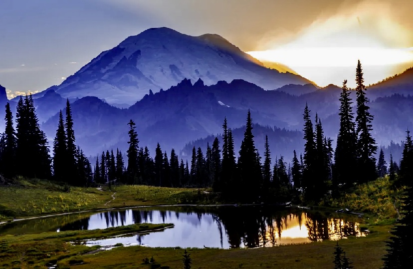 Mount Rainier seen from Tipsoo Lake. 