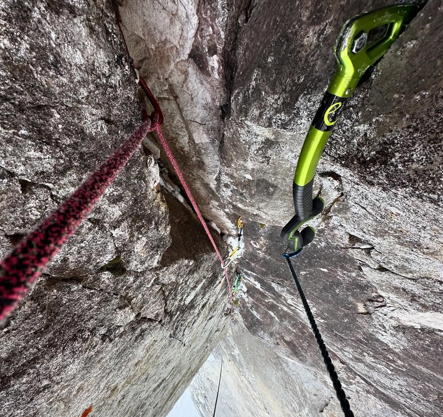 An ice-axe and a piton hold the ropes during a solo climb.
