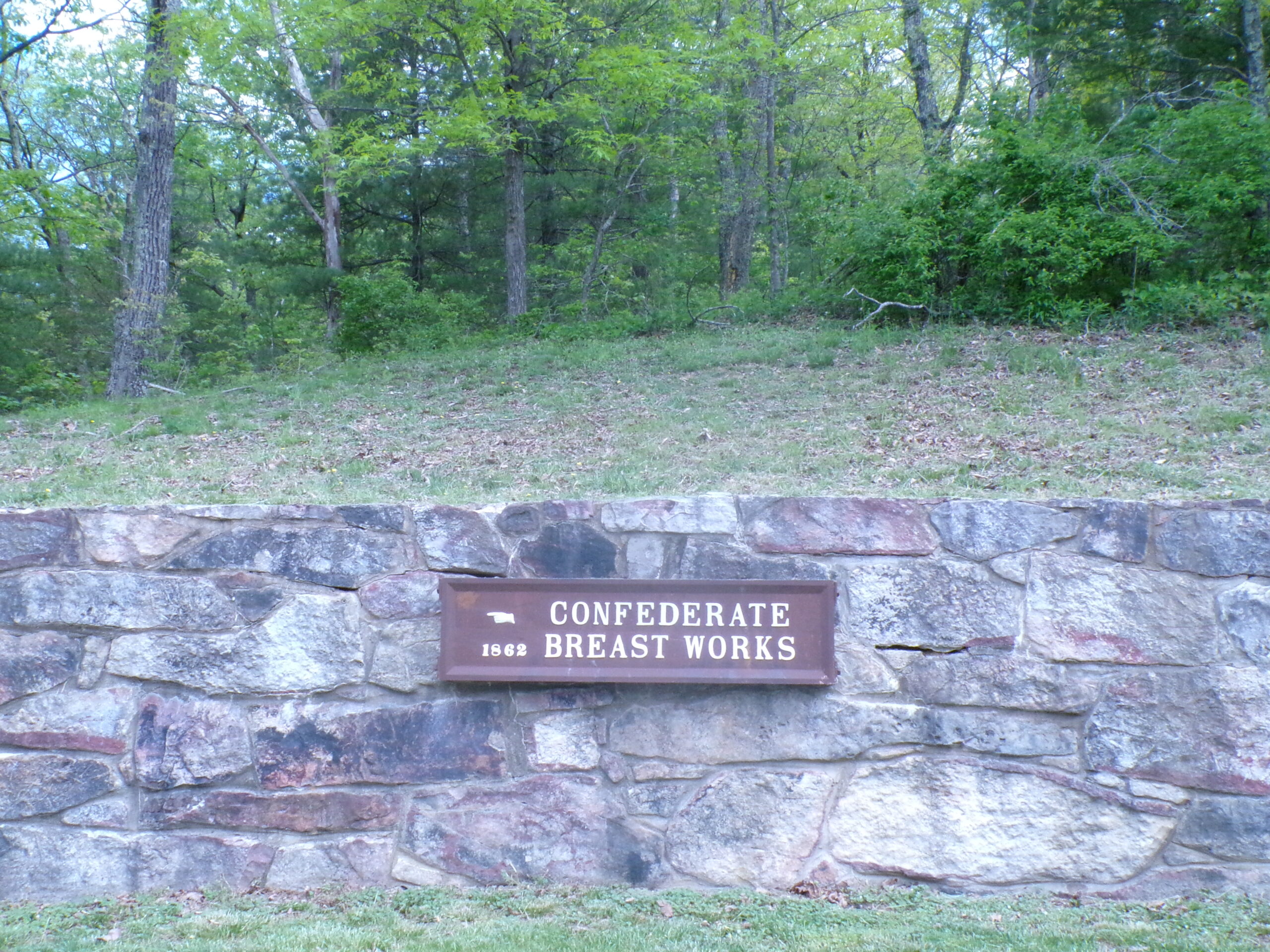 A sign on a stone wall saying "CONFEDERATE BREAST WORKS."
