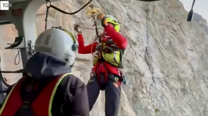 Rescuers getting down from the helicopter to recover Ivaldo's body.