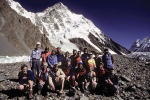 climbers in 1970¡s clothes pose in front of k2.