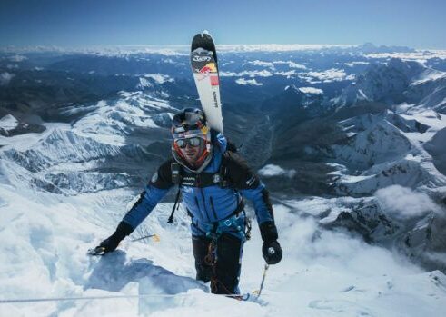 Andrzej bargiel on Everest, skis on his back.