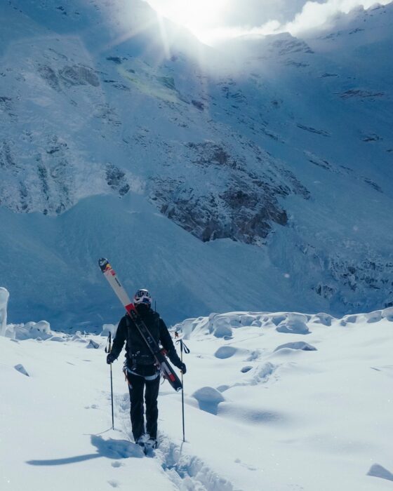 Bargiel on a flat area of Everest with skis on his back. 