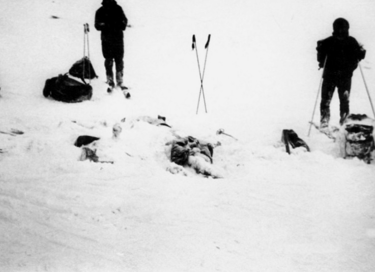 Tent and the first five bodies found the day after the tragedy, on January 28, 1973. 