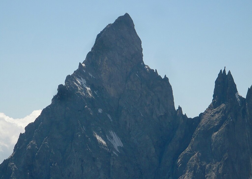 The Aiguille Noire de Peuterey, with les Dames Anglaises (right). 