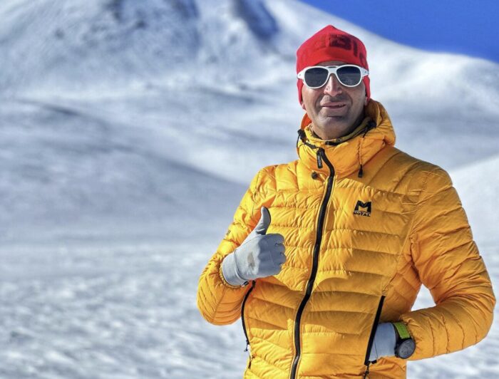 Clñoshe shot of iranian climber A. Gozali with a snowy background.