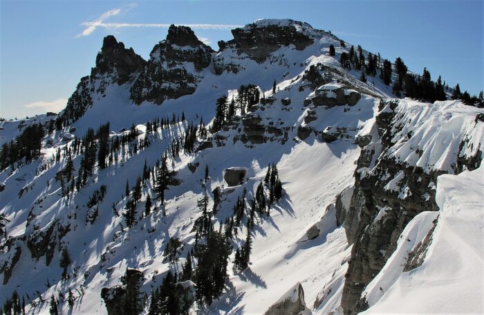 Castle Peak's ridge and the south flanck covered in snow.
