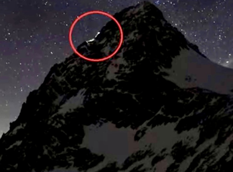 A webcam was recording during the night on Grossglockner. The couple's headlamps are circled in red.