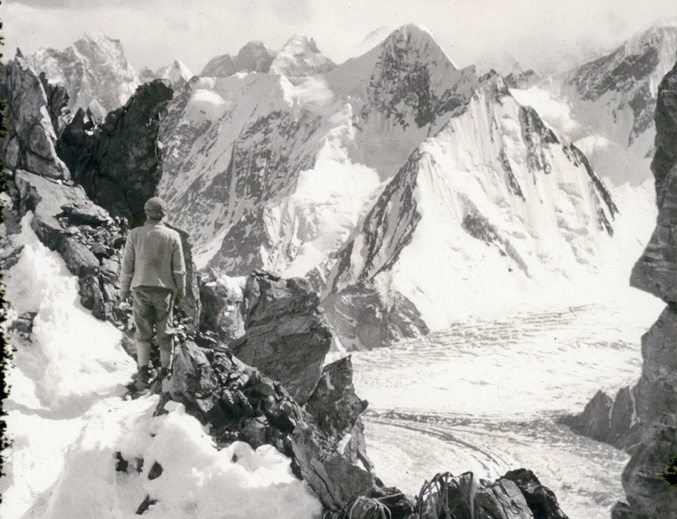 A photo of the 1939 K2 expedition.